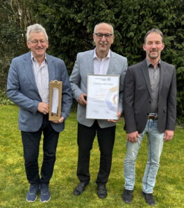 Bildunterschrift: Gerhard Baumann (links) und Norbert Schlager (rechts) überbringen Josef Höninger zum Abschied die Urkunde mit einem Präsent. 