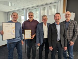 Bildunterschrift: Von links: Manfred Sauter und Wolfgang Held werden von Gerhard Baumann, Norbert Schlager und GF Fabian Bacher gebührend aus dem Vorstand verabschiedet.